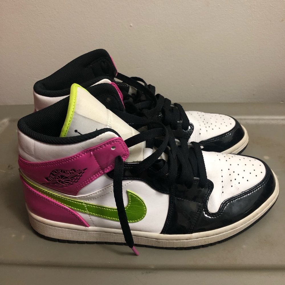 Air Jordan 1 Mid SE 'Cyber Active Fuchsia'
AUTHENTIC